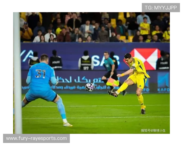 足球巨星温馨一幕与小粉丝互动感人瞬间引爆全场喜爱