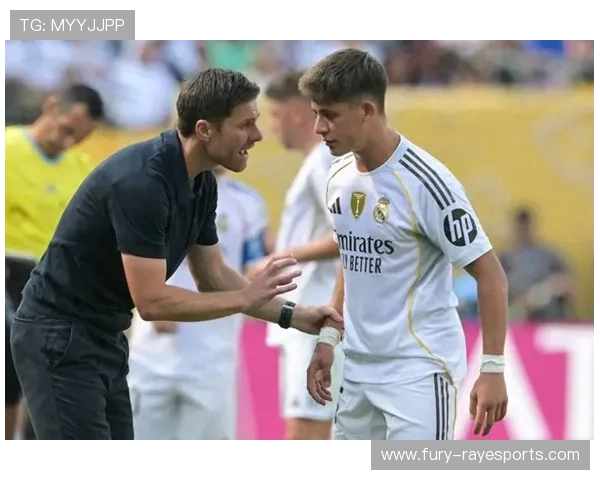 足球球星一对一进攻技巧展示，精彩过人瞬间引爆全场气氛