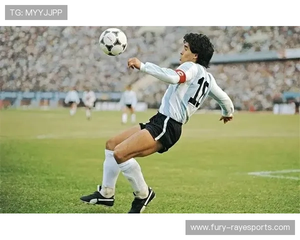 马拉多纳背影图揭示传奇球星的孤独与坚韧之路 马拉多纳背影图揭示传奇球星的孤独与坚韧之路